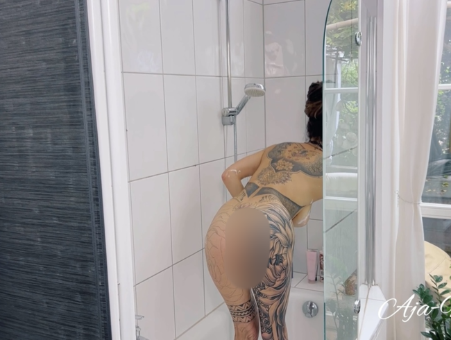 La mia ragazza mi filma mentre faccio la doccia