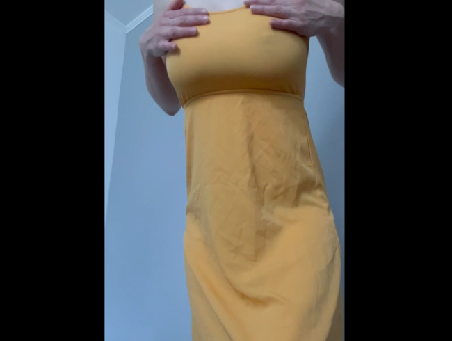 vestito giallo in cui mostro uno spogliarello senza reggiseno.