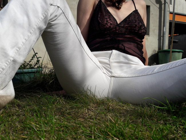 In giardino ho appena pisciato sui jeans bianchi - in primo piano ;p